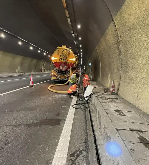 韶山隧道排水渠清淤